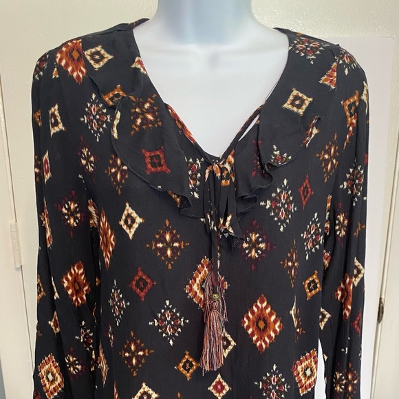 Signature Studio Tops - Signature Studio Boho Long Sleeve Ruffled V Neck Black Tribal Pattern Shirt Sz S
